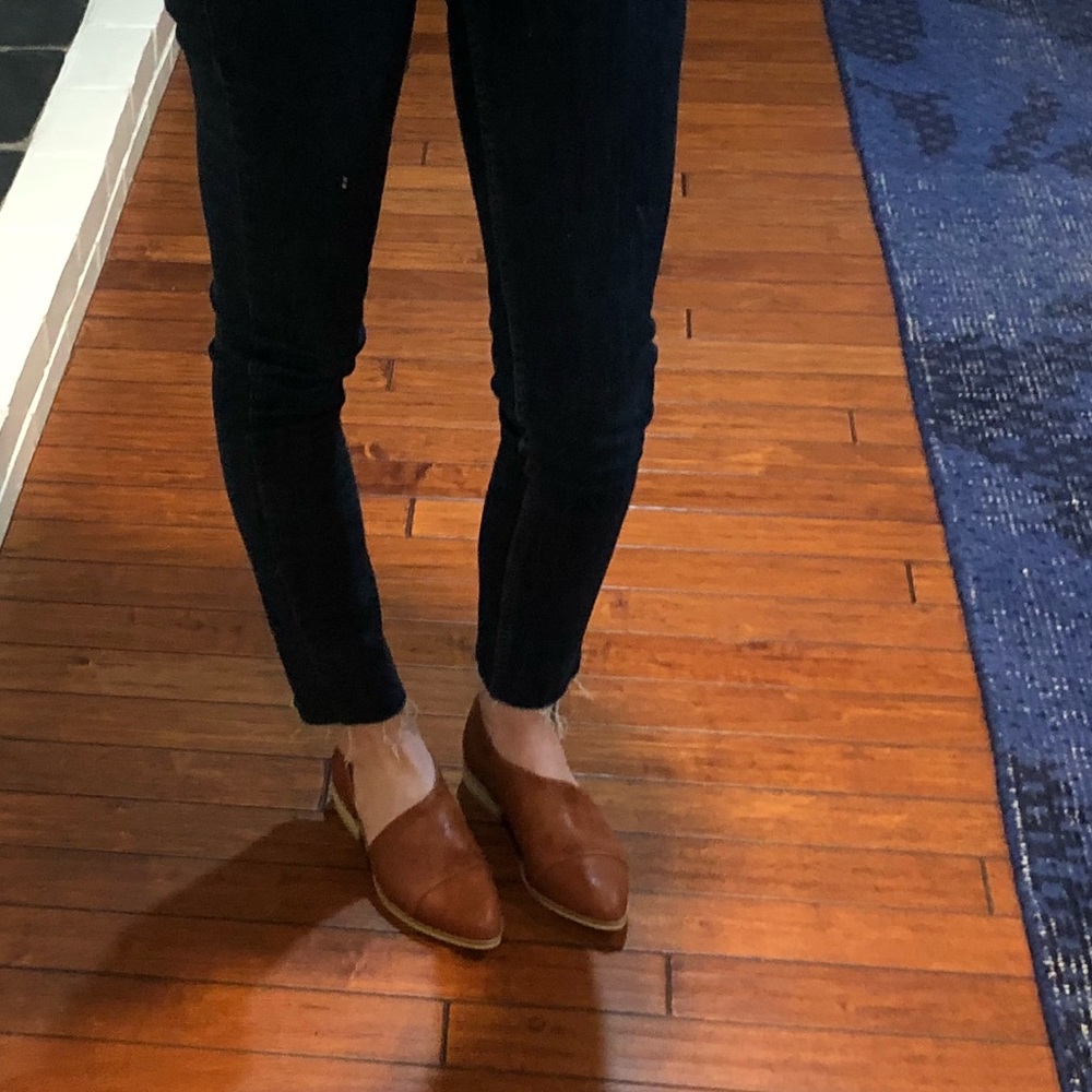 Cognac distressed leather shoes. Modern style